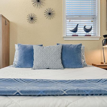 Retro Retreat In Dtsp - Explore The Downtown Area Сейнт Питърсбърг Екстериор снимка